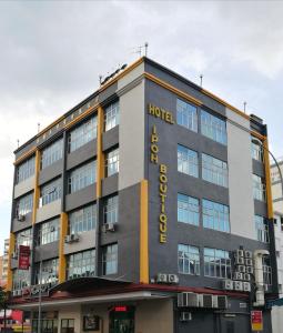 un edificio con un letrero de hotel en su lateral en Ipoh Boutique Hotel, en Ipoh