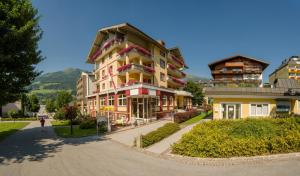 a building on the side of a road at Appartement Hotel Panorama-im Bademantel direkt in die Alpentherme in Bad Hofgastein