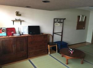 TV a/nebo společenská místnost v ubytování Tsukiji Hostel Wakayama 1