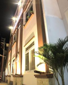 un edificio con una palmera delante de él en Thien Phu Nghia 2 - Hotel Phu Quoc, en Phu Quoc