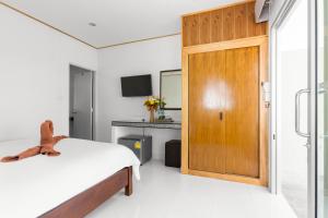 Ein Bett oder Betten in einem Zimmer der Unterkunft Lanta Coral Beach Resort