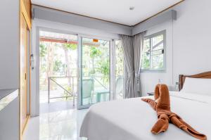 Ein Bett oder Betten in einem Zimmer der Unterkunft Lanta Coral Beach Resort