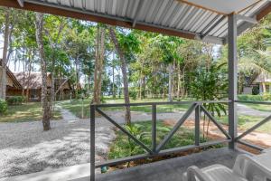 Ein Garten an der Unterkunft Lanta Coral Beach Resort