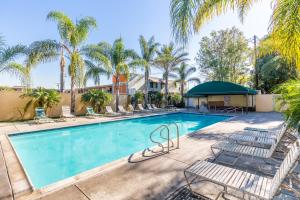 Gallery image of Colonial Pool & Spa Motel in Long Beach