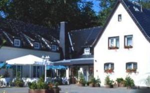 un grand bâtiment blanc avec des plantes devant lui dans l'établissement Hotel Landgut Ochsenkopf, à Rotta