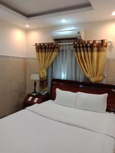 Postel nebo postele na pokoji v ubytování Binh An Hotel