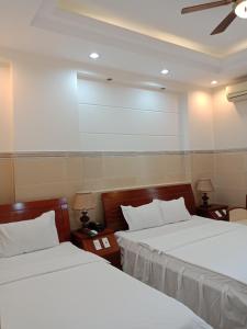 Postel nebo postele na pokoji v ubytování Binh An Hotel