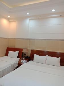 Postel nebo postele na pokoji v ubytování Binh An Hotel