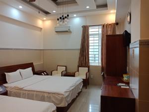 Postel nebo postele na pokoji v ubytování Binh An Hotel