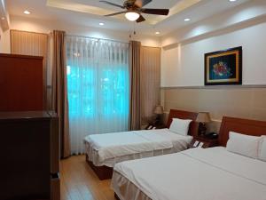 Postel nebo postele na pokoji v ubytování Binh An Hotel