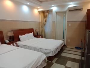 Postel nebo postele na pokoji v ubytování Binh An Hotel