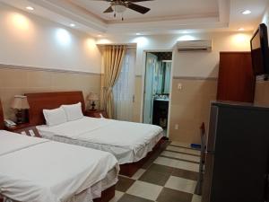 Postel nebo postele na pokoji v ubytování Binh An Hotel