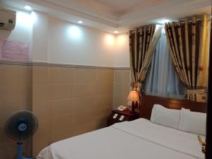 Postel nebo postele na pokoji v ubytování Binh An Hotel