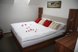 Postel nebo postele na pokoji v ubytování Art Hotel Podebrady