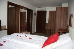 Postel nebo postele na pokoji v ubytování Art Hotel Podebrady