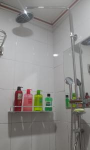 ein Regal in einem Bad mit Waschmitteln drauf in der Unterkunft Geoje Ton Ton Guesthouse in Geoje