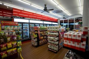 乔治市南方精品酒店的杂货店的过道