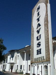 una señal de hotel frente a un edificio en Siyavush, en Bukhara