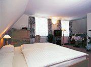 ein Schlafzimmer mit einem großen weißen Bett in einem Zimmer in der Unterkunft Hotel Landgut Ochsenkopf in Rotta