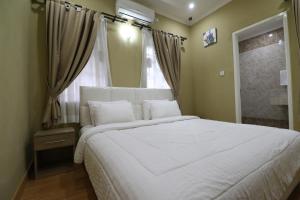 Postel nebo postele na pokoji v ubytování Diyar Villas Puncak M6/12