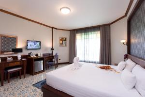 Postel nebo postele na pokoji v ubytování Erawan Hotel