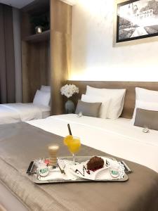 ein Hotelzimmer mit einem Tablett mit Essen auf dem Bett in der Unterkunft Villas and apartments Oaza in Sarajevo