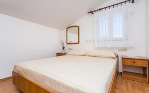 Postel nebo postele na pokoji v ubytování Apartments Lucija 2