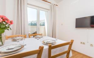TV a/nebo společenská místnost v ubytování Apartments Lucija 2