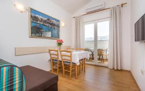 TV a/nebo společenská místnost v ubytování Apartments Lucija 2