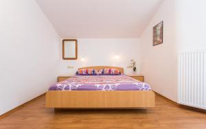 Postel nebo postele na pokoji v ubytování Apartments Lucija 2
