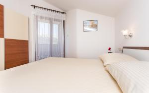 Postel nebo postele na pokoji v ubytování Apartments Lucija 2