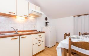 Kuchyň nebo kuchyňský kout v ubytování Apartments Lucija 2