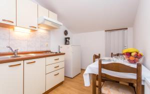 Kuchyň nebo kuchyňský kout v ubytování Apartments Lucija 2
