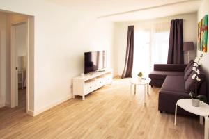 Televisyen dan/atau pusat hiburan di Flower Beach Suite 7