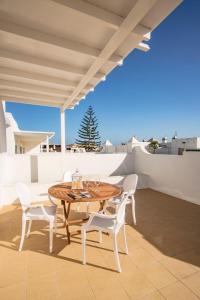 Balkoni atau teres di Flower Beach Suite 7