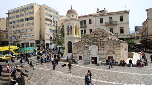 een groep mensen die rondlopen in een stad bij Ermou & Athinas Suites in Monastiraki in Athene
