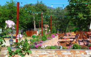 un jardín con mesa, sillas y flores en U Sortipiani, en Sortipiani