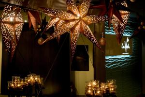 un gruppo di stelle appese a un soffitto con candele di Philippos Xenia Hotel a Serres