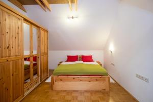 En eller flere senge i et værelse på Apartments Rožič Bohinj