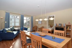 eine Küche und ein Wohnzimmer mit einem Tisch und einem Sofa in der Unterkunft Villa Seerose - Appartement 05 in Ostseebad Sellin