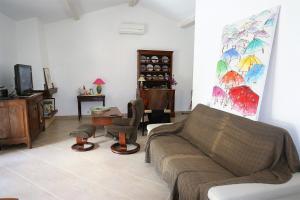 a living room with a couch and a painting on the wall at villa avec jacuzzi in Sainte-Maxime