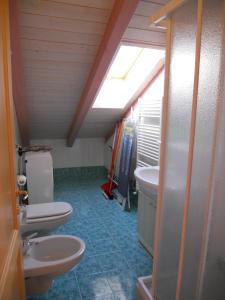 La salle de bains est pourvue de 2 toilettes et d'un lavabo. dans l'établissement Villetta Giumella, à Pozza di Fassa