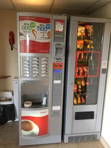 2 machines avec de la nourriture à l'intérieur et un réfrigérateur dans l'établissement Premiere Classe Metz Nord - Semecourt, à Fèves