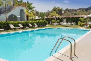 Bazén v ubytování Baia Marticana Residence Hotel nebo v jeho okolí