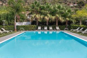 Bazén v ubytování Baia Marticana Residence Hotel nebo v jeho okolí