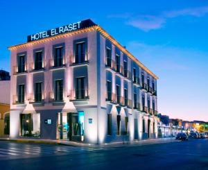 un bâtiment d'hôtel situé sur le côté d'une rue dans l'établissement Hotel El Raset, à Dénia