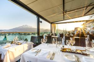 Un restaurante o sitio para comer en Art Deco Hotel Montana