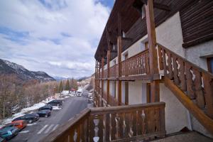 un balcon d'un immeuble avec vue sur une rue dans l'établissement Centre de Vacances Le Val d'Escreins, à Vars