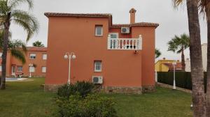 Casa con balcón y palmeras en Apartamento entero 3 Habitaciones CLUB SEVILLA III, en Casas Devesa