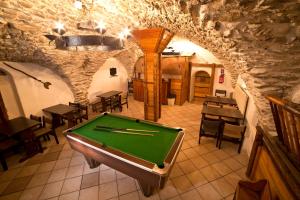 - un billard dans une salle avec des tables et des chaises dans l'établissement Centre de Vacances Le Val d'Escreins, à Vars